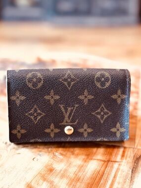 - Louis Vuitton Monogram Porte
Monnaie Billets Tresor Bifold
Wallet authentic